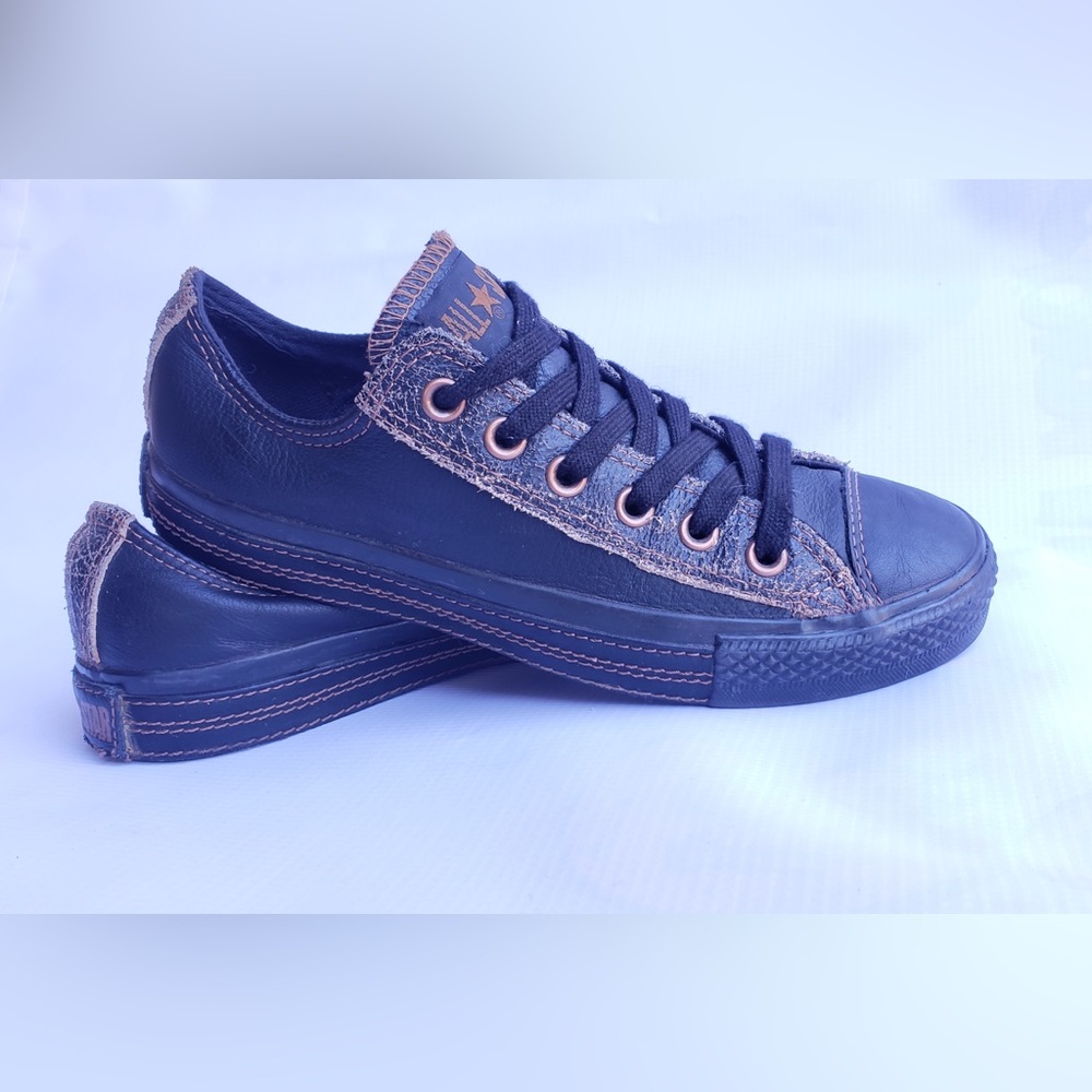 Converse low top leather sneakers size W7 M5